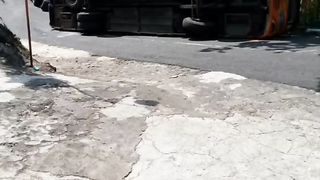 Sebuah Mini Bus Terguling Di Gunung Kidul