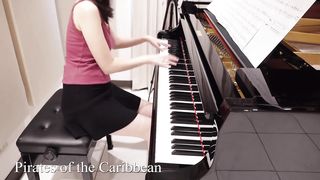 The little sister who plays the piano