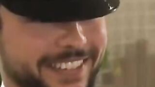 شفتو لما دخلت رجوه عليه بالفستان الابيض قال ( الحمدلله )????????كميه مشااعر حب مو طبيعي