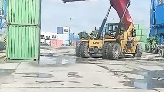 Alat berat bongkar petikemas
