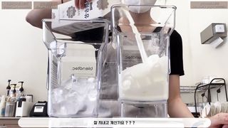 딸기의 인기는 식지 않아---- _ 카페 브이로그 _ 카페알바 _ 음료제조