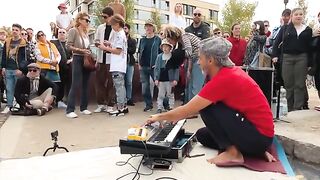 Huge Crowd Starts Dancing in Berlin after Hearing Melodic Techno Live Looping with Roland Juno 106