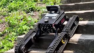 Ce robot modulaire fait des manœuvres sympas pour naviguer sur un terrain difficile.