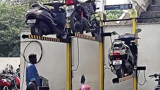 Quelques systèmes de stationnement de moto qui économisent de la place.