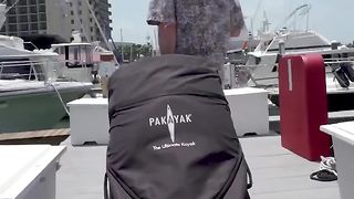 Ce kayak peut être emballé dans un sac.