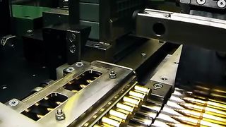 C'est comme ça que les balles sont fabriquées dans l'usine de munitions moderne.
