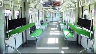 ce train japonais a des sièges spéciaux qui descendent du plafond.