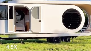Cette remorque tournante de 268 000 $ se balance pour offrir aux campeurs un spacieux séjour de glamping.