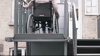 Ces ascenseurs de plate-forme dans les lieux publics ou privés rendent la vie plus accessible aux personnes en fauteuil roulant.