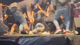 Pingsan di panggung musik
