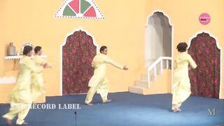 NIDA CHAUDHRY STAGE DANCE AKH SURMAI WAY PUNJABI SONG