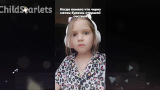 子供である芸術をしている別の美しい友人