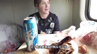 The American daughter-in-law has eaten the stewed duck head for the first time, and the anxious Northeastern dialect has come out