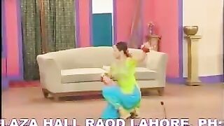 Hussain Mukhre to LA K naqab aa gaya mujra Nargis.