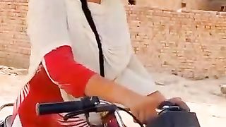 ALIZA NAY BIKE CHALNA SIKH LIYA HAY.