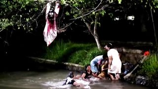 Prank Hantu Kuntilanak Paling Nakal !! Gangguin Mama Muda Lagi Mandi