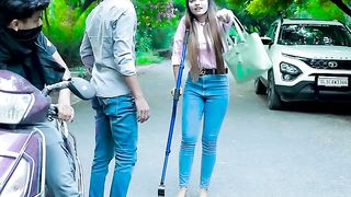 Bichari Ladki Ka Purse Chheen Liya