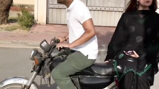BIKE PAR BATHNAY KA ANDAZ.