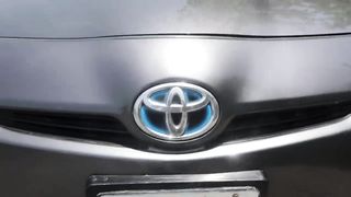 Toyota Prius Hybrid S-LED | 1800cc