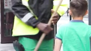Respect à cet éboueur
