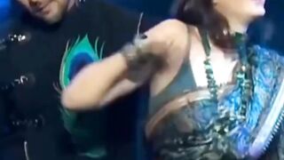 Noora fatehi dance on a award show.