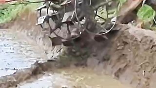 Traktor bajak sawah