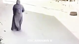 Self defence of a girl - brave girl