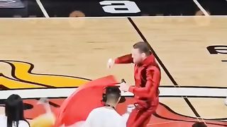Connor McGregor KO a Mascot