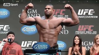 Il a frappé plus fort que Tyson! Alistair Overeem - Knockouts brutaux en kickboxing