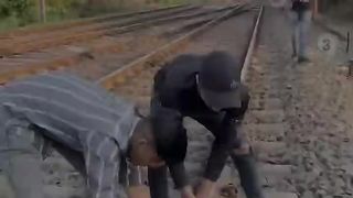 Apne_maza_ke_liye_kitne_logo_ki_jaan_jaa_sakti_hain_#deshbhakt_#shorts_#train(720p).