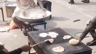रेलवे_स्टेशन_पर_खाना_बनाते_BSF_के_जवान_❣️????????(720p).