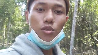 Jalan jalan ke hutan berhantu