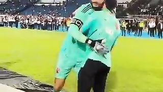 #shorts محمدالشناوى حارس الاهلى بيعطى الميداليه لاحد معجبينه ????????