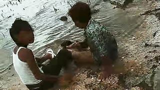 Bermain di pantai