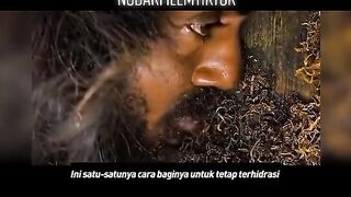 PRIA ITU MAKAN BELATUNG HIDUP ????????????????
