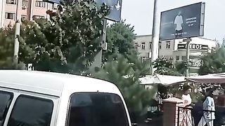 Девушка поёт на итальянском