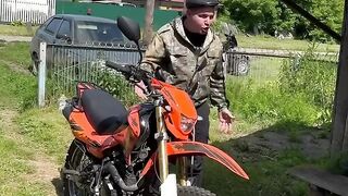 когда учит ездить на мотоц кле батя и дед