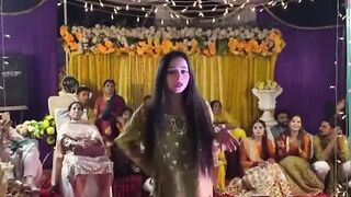 Pakistani tiktoker girl Mano dance video viral maira Dil ye pukary ajaa wedding dance viral Mano