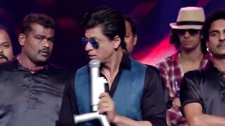 Shah Rukh Khan 's funny act with Bharti Zee Cine Awards 2022