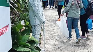 Prankk patung emak emak