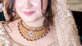 DULHAN KE DRESS MEN KASI LAG RAHI HON.