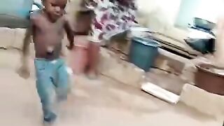 Anak kecil lagi asyik????????????????