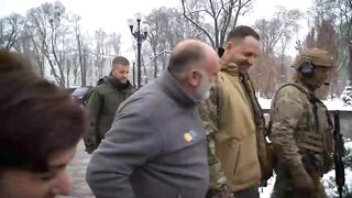 Алея сміливості у Києві поповнилась новими іменами, які підтримують Україну