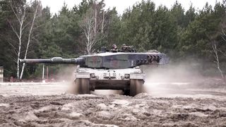 Ukrainian soldiers trained in Leopard tanks in Poland