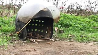 Perangkap burung dari helm bekas