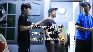 Yang mandi pun ikut penasaran????????