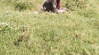 بوڑھی عورت محنت کرتی ہوئی