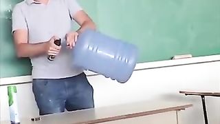Un prof propose une expérience scientifique simple mais impressionnante