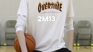 À 12 ans, le basketteur Robert Bobroczkyi mesurait 2m13 ????