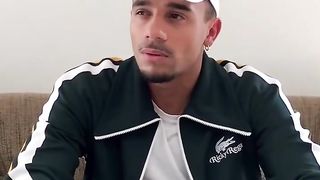 LES MEC DE DROITE(À GAUCHE)MISTER V